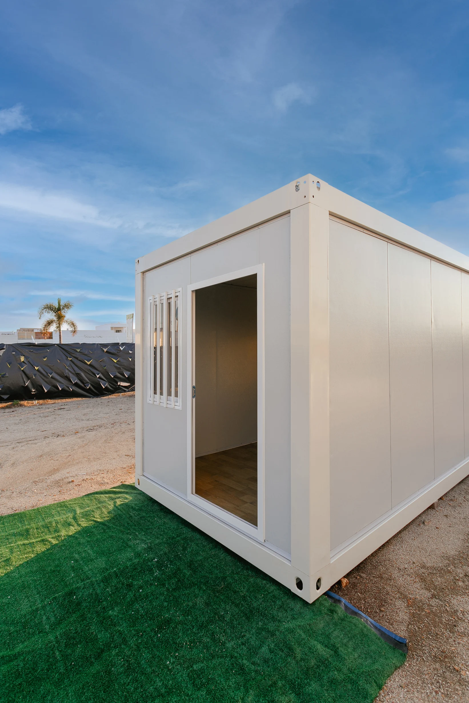 Módulo Flexa blanco con puerta y ventanas, en el showroom