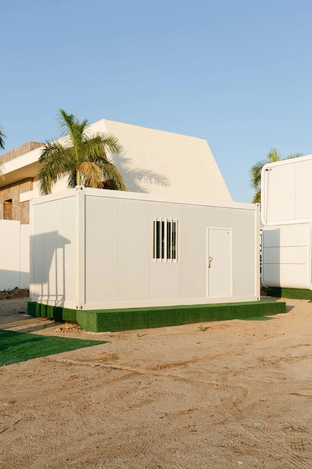 Módulo Kubo blanco de Folding Houses, con puerta y ventana